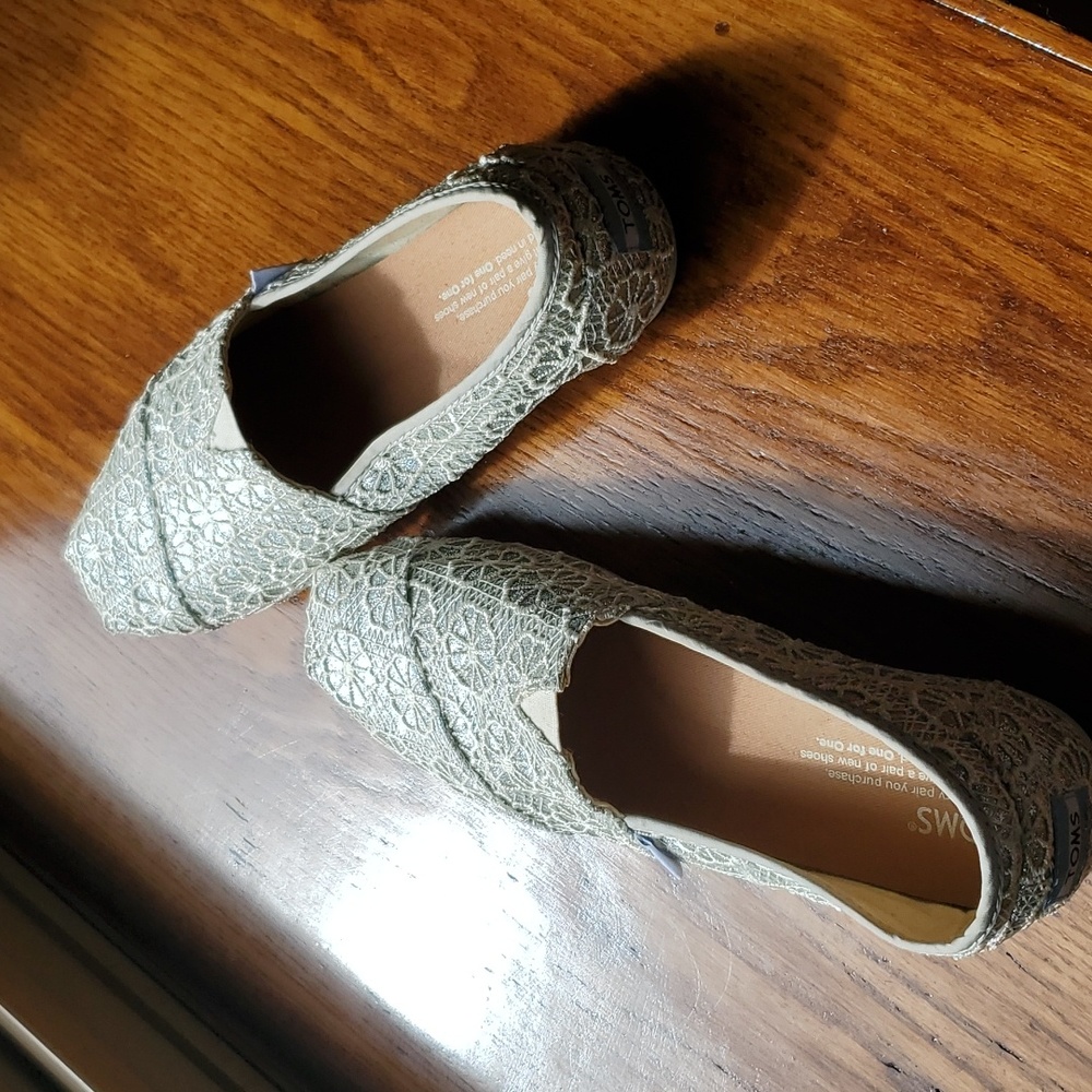 TOMS - Picture 3 of 8